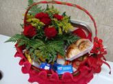 Cesta de café da manhã com lindas rosas