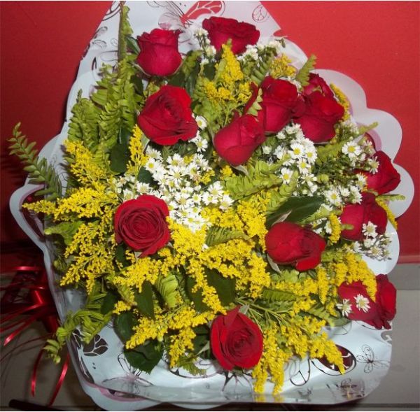 Buquê 12 rosas + mensagem fonada