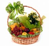 Cesta decorada com vasinho de flores e frutas